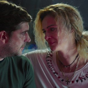 A Tor Bella Monaca non piove mai: Libero De Rienzo e Antonia Liskova in una scena del film