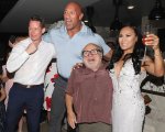 The Rock e Danny DeVito si imbucano a un matrimonio: una performance 'indimenticabile'