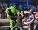 Tom Hiddleston: la foto con Hulk e Captain America a Time Square è uno spasso