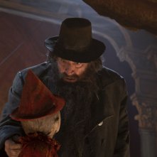 Pinocchio: Gigi Proietti e Federico Ielapi in una scena del film