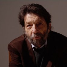 Vaccini. 9 lezioni di scienza, una scena del film con Massimo Cacciari