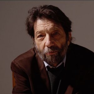 Vaccini. 9 lezioni di scienza, una scena del film con Massimo Cacciari