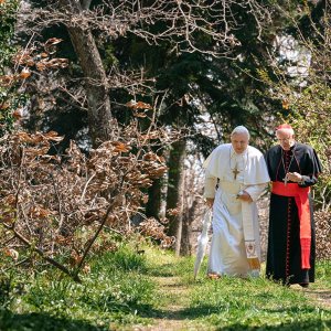 I due Papi: una scena del film con Anthony Hopkins, Jonathan Pryce