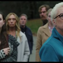 Cena con delitto - Knives Out: Jamie Lee Curtis, Toni Collette in una scena del film