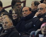 Silvio Berlusconi ai tifosi: 'Scusate, vi devo salutare perché devo andare a putt...' (VIDEO)
