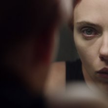 Black Widow: un primo piano di Scarlett Johansson