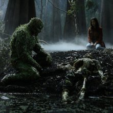 Swamp Thing: Derek Mears e Crystal Reed in una scena
