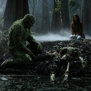 Swamp Thing: Derek Mears e Crystal Reed in una scena