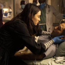 Swamp Thing: Leonardo Nam e Crystal Reed in una scena della serie