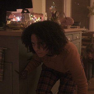 Black Christmas: una scena del film con Imogen Poots, Aleyse Shannon