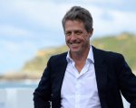 Hugh Grant pubblica la foto del suo arresto con una prostituta e zittisce gli hater politici