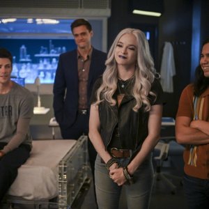The Flash 6: Danielle Panabaker, Grant Gustin, Hartley Sawyer, e Carlos Valdes nell'episodio A Flash of the Lightning