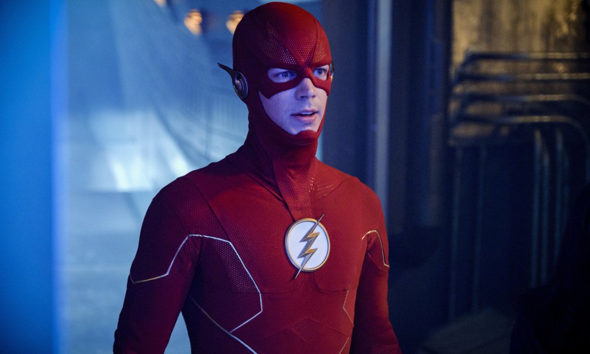 The Flash: Grant Gustin 'appende il costume al chiodo' in un video dolceamaro