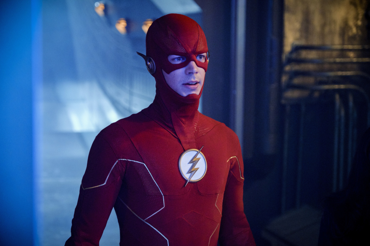 The Flash: Grant Gustin 'appende il costume al chiodo' in un video dolceamaro