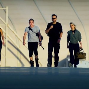 6 Underground: Corey Hawkins, Adria Arjona, Ben Hardy, Ryan Reynolds, Mélanie Laurent, Manuel Garcia-Rulfo in una scena del film