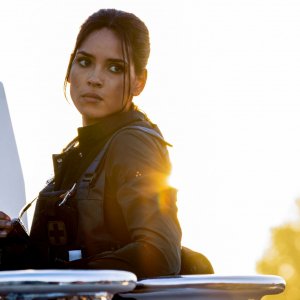 6 Underground: una scena del film con Adria Arjona