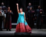 Tosca: la soprano sbaglia battuta e la sua espressione in TV è memorabile