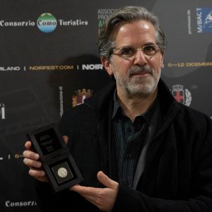 Jonathan Lethem con in mano il Raymond Chandler Award 2019