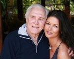 Catherine Zeta Jones: Kirk Douglas festeggia 103 anni sulle sue ginocchia!