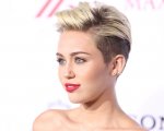 Miley Cyrus celebra la separazione da Liam Hemsworth con i tatuaggi della libertà