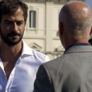 Il nostro Papa: una scena del film con Iago Garcia