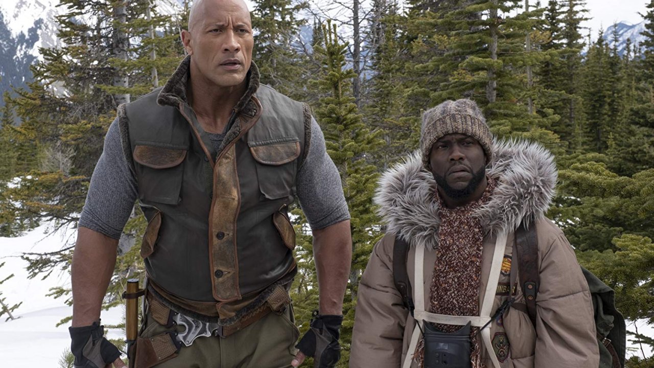 Dwayne Johnson con Kevin Hart in una scena di Jumanji - The Next Level