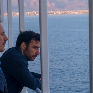 La Dea Fortuna: Stefano Accorsi con Edoardo Leo in una scena del film