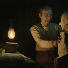 Pinocchio: Federico Ielapi con Roberto Benigni in  durante una scena del film
