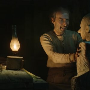 Pinocchio: Federico Ielapi con Roberto Benigni in  durante una scena del film