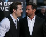 Ryan Reynolds definisce Hugh Jackman 'una frode' e lui lo 'infilza' sui social