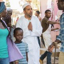 Tolo Tolo: Checco Zalone, Manda Tourè e Souleymane Silla in una scena del film