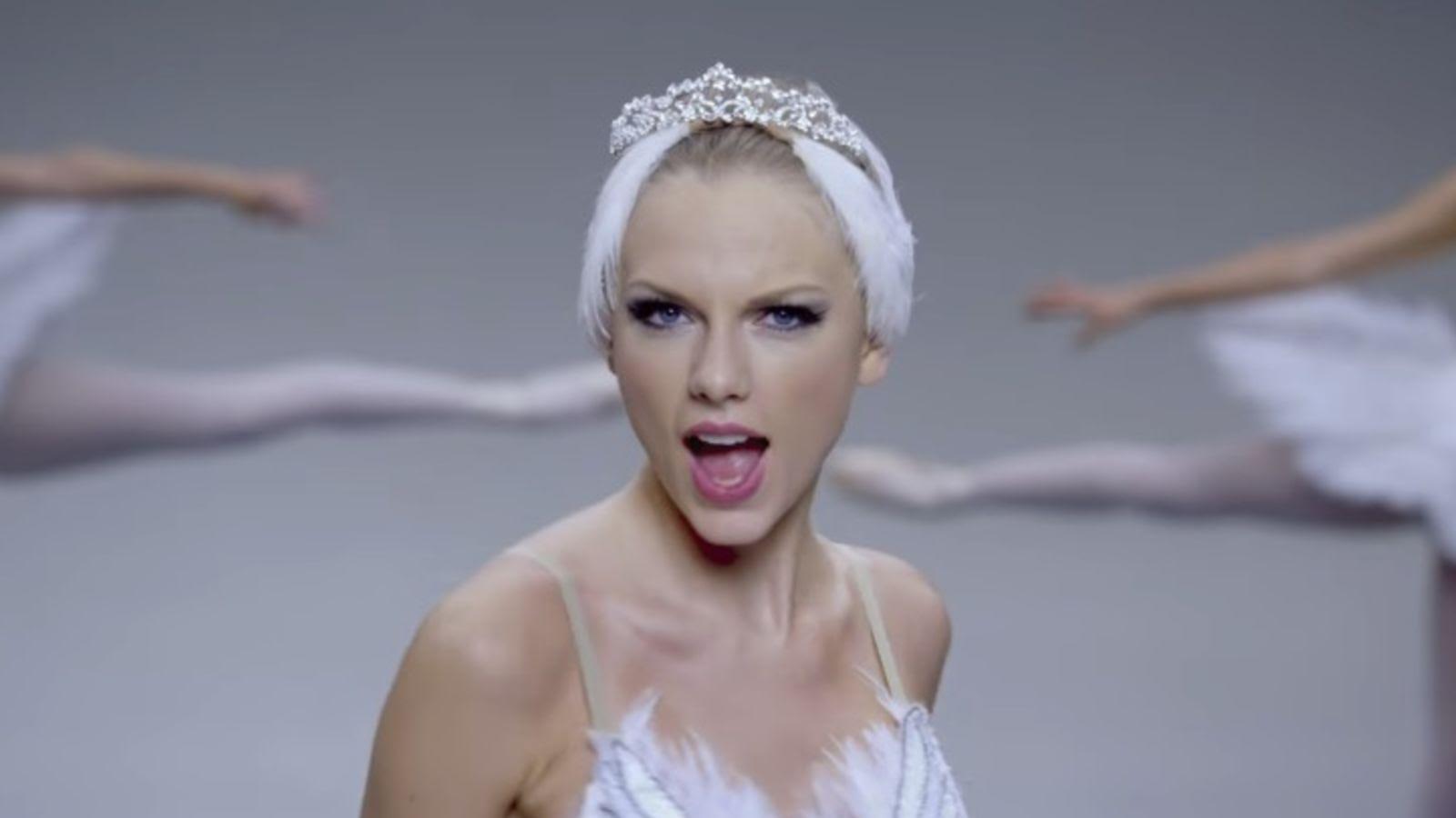 Primo piano di Taylor Swift nel video di Shake It Off