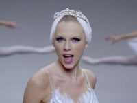 Taylor Swift erede di Whitney Houston? La cantante vicina alla firma per il remake di Guardia del corpo