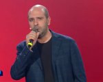 Checco Zalone a Viva Rai Play canta La Nostalgie de Bidet degli emigrati italiani