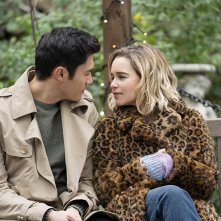 Last Christmas: un momento del film con Emilia Clarke, Henry Golding