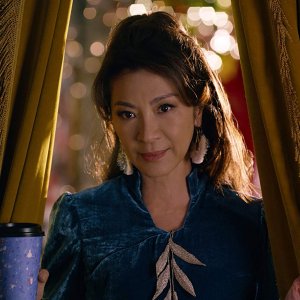 Last Christmas: una scena del film con Michelle Yeoh