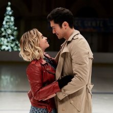 Last Christmas: un'immagine con Emilia Clarke e Henry Golding