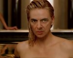 Mr. Bean al posto di Charlize Theron: lo spot deepfake di J'adore è da morire
