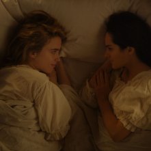 Ritratto della giovane in fiamme: Adèle Haenel, Noémie Merlant in una scena del film