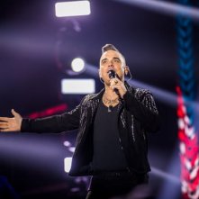 Robbie Williams alla finale del programma X-Factor, nel 2019