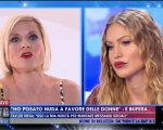 Taylor Mega e Antonella Elia, ancora scontro a Live Non è la D'Urso: l'influencer mostra il dito medio