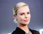 Charlize Theron: 'Non mi vergogno a raccontare come e perché mia madre ha ucciso mio padre'