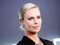 Charlize Theron: 'Non mi vergogno a raccontare come e perché mia madre ha ucciso mio padre'