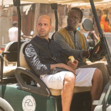 Tolo Tolo: Souleymane Silla con Checco Zalone in una scena del film