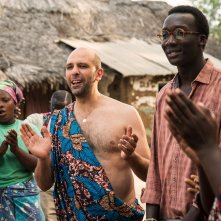 Tolo Tolo: Checco Zalone con Souleymane Silla in una scena