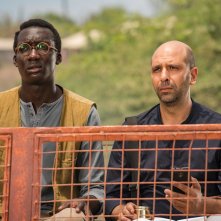 Tolo Tolo: una scena del film con Checco Zalone e Souleymane Silla