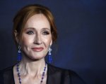 J.K. Rowling: è polemica per il tweet sui transessuali