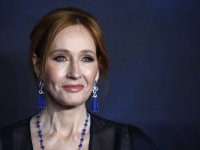 J.K. Rowling: è polemica per il tweet sui transessuali