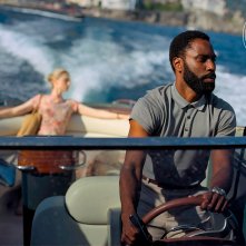 Tenet: John David Washington alla guida di un motoscafo con Elizabeth Debicki sullo sfondo