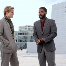 Tenet: Robert Pattinson e John David Washington in una scena